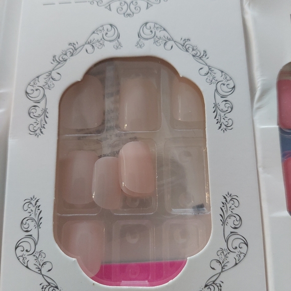 Assorted False Nail Sets In Various PInk And Neutral Shades. - Picture 10 of 15